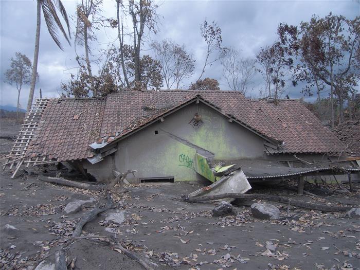 Building damage at Bakalan_Susanna Jenkins Building damage at Bakalan_Susanna Jenkins