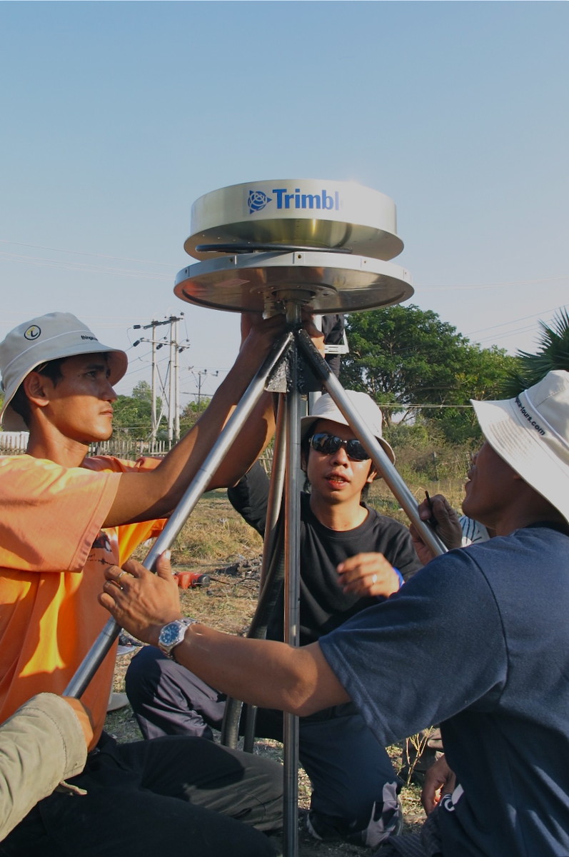 gps-construction-mountingantenna gps-construction-mountingantenna