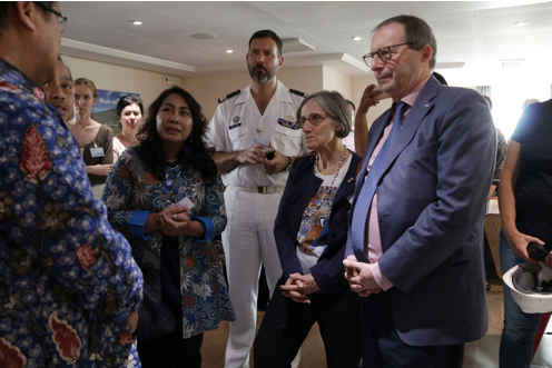 Delegates, scientists, crew members, and media representatives mingle to discuss MIRAGE II (Source: EOS/ Rachel Siao)