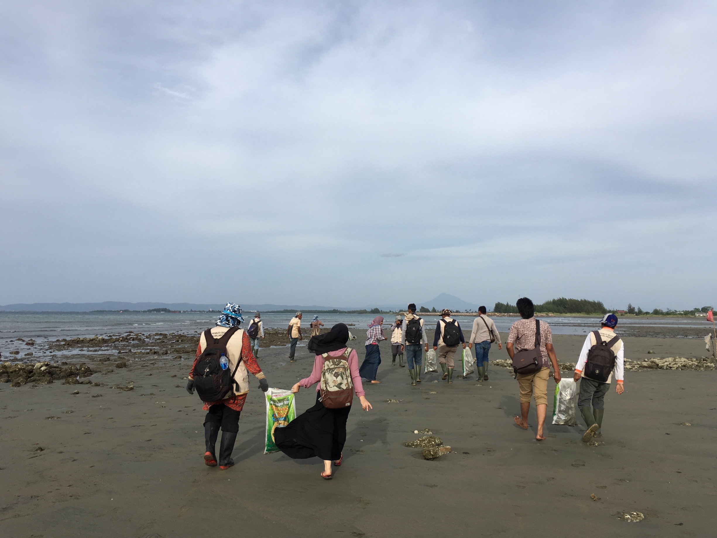 Acehnese field researchers collecting ceramic sherds on the coast of Aceh in 2017 (Source: Patrick Daly/Earth Observatory of Singapore) Acehnese field researchers collecting ceramic sherds on the coast of Aceh in 2017 (Source: Patrick Daly/Earth Observatory of Singapore)