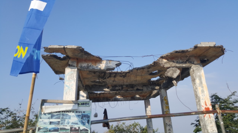 This reinforced concrete structure was badly damaged by projectiles during the 2014 eruption of Kelud Volcano in East Java, Indonesia. These types of structures are likely to be much more resistant to damage if they are covered by ash or tephra before being impacted (Source: George Williams/Earth Observatory of Singapore)