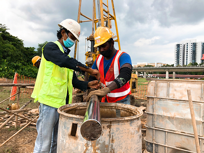 Obtaining the core with the help of a few construction workers. The collection of cores from Jurong Lake has been a collaboration with a development project in the same area (Source: Yudhishthra Nathan/Asian School of the Environment)