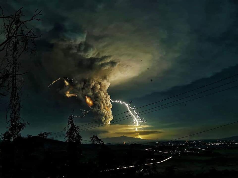 Taal volcano erupts (Source: Domcar C. Lagt0)