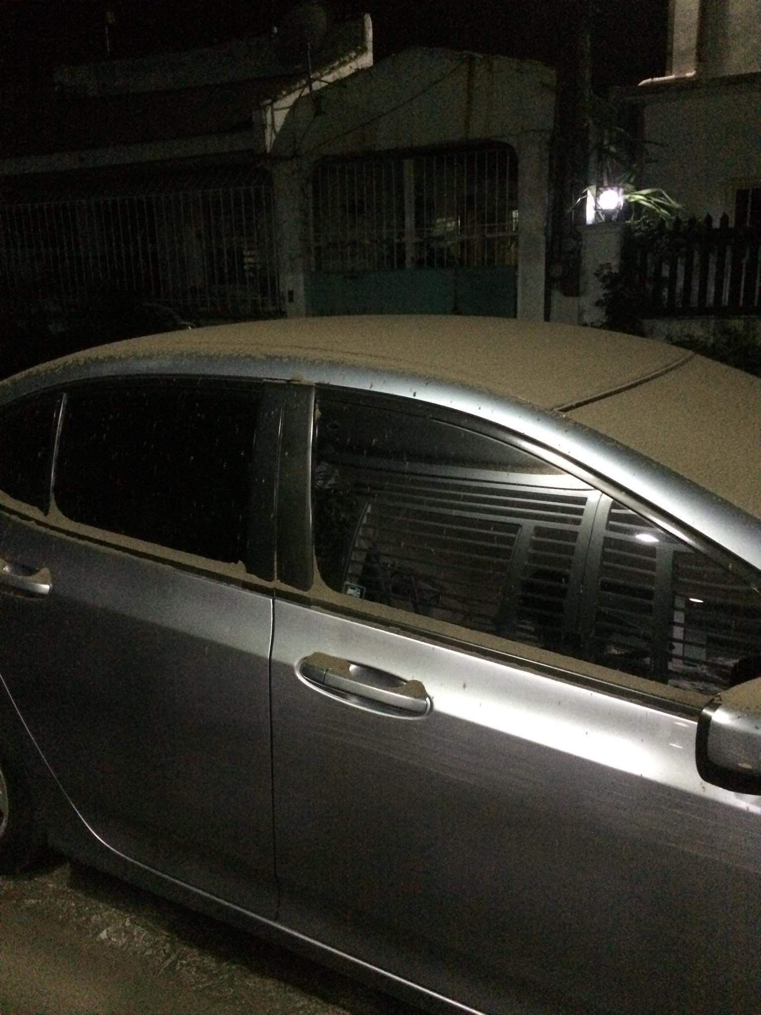 Ash fall on a car in Cavite, Philippines (Source: Rizza/Twitter)