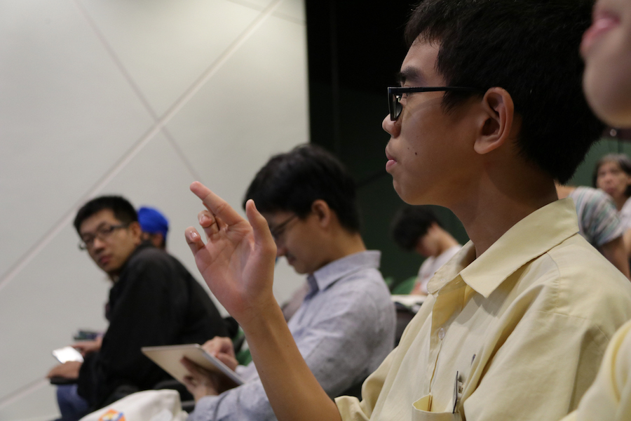 A secondary school student asks Professor Kerry Sieh how exactly geohazard preparation takes place (Source: Rachel Siao)