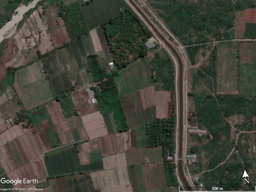 Satellite view of an irrigated area in the eastern Palu Valley, May 19, 2018. The Gumbasa Aqueduct separates irrigated fields downslope to the west (left) from brushy, dry areas upslope to the east (right) (Source: Google Earth)