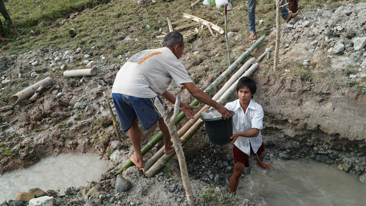 A resident from a nearby village helps the research team prepare the trenches (Source: Yvonne Soon)