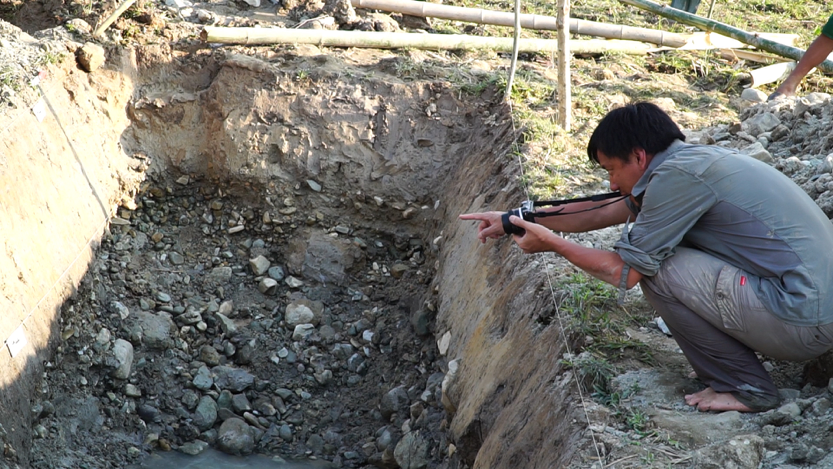 Dr Wang Yu taking photos to create a photomosaic log of the Mae Chan trench (Source: Yvonne Soon) Dr Wang Yu taking photos to create a photomosaic log of the Mae Chan trench (Source: Yvonne Soon)