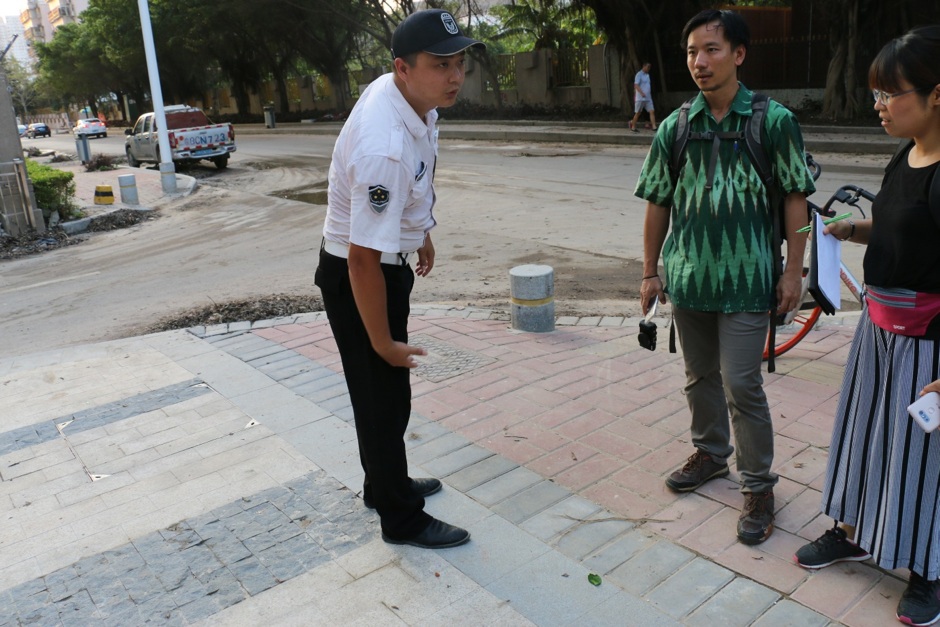 A security guard in Zhuhai explains the depth and duration of inundation during the typhoon (Source: He Kang, Tsinghua University) A security guard in Zhuhai explains the depth and duration of inundation during the typhoon (Source: He Kang, Tsinghua University)