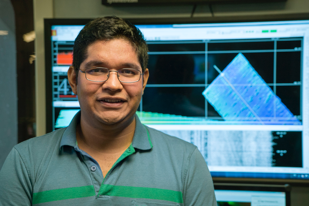 At first, PhD candidate Fernando Villanueva had to adjust his thinking in order to understand the geology displayed on seismic reflection profiles. Today the combination of so many disciplines is one of Fernando’s favourite parts of the job (Source: EOS/Monika Naranjo Gonzales) At first, PhD candidate Fernando Villanueva had to adjust his thinking in order to understand the geology displayed on seismic reflection profiles. Today the combination of so many disciplines is one of Fernando’s favourite parts of the job (Source: EOS/Monika Naranjo Gonzales)