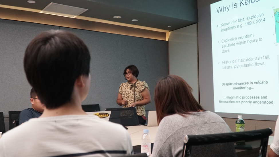 EOS PhD student Sri Budhi Utami shares her findings on her research topic titled “Correlating petrology with unrest records for short-lived, explosive eruptions at Kelud volcano, Indonesia” (Source: Rachel Siao/Earth Observatory of Singapore)