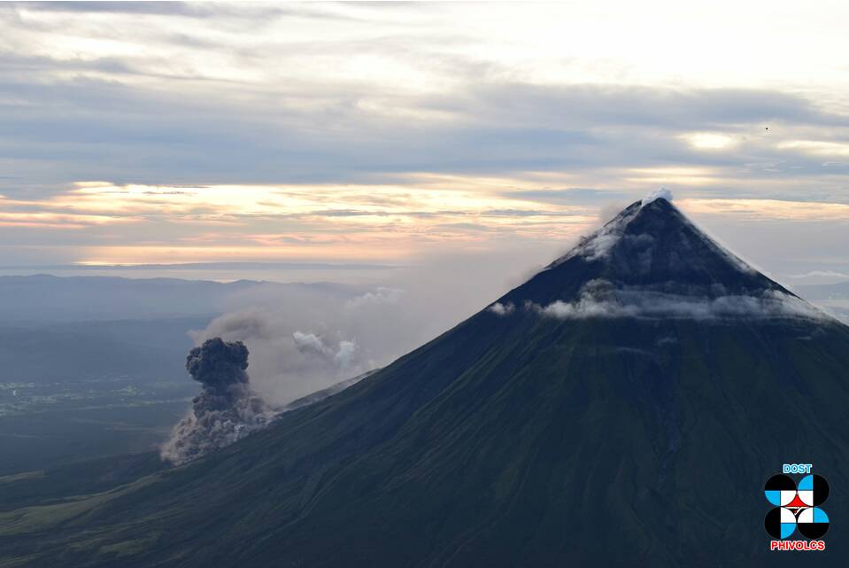 An ash cloud from the advancing lava flow on the Miisi Gully and degassing at Mayon summit crater (Source: Philippine Institute of Volcanology and Seismology)